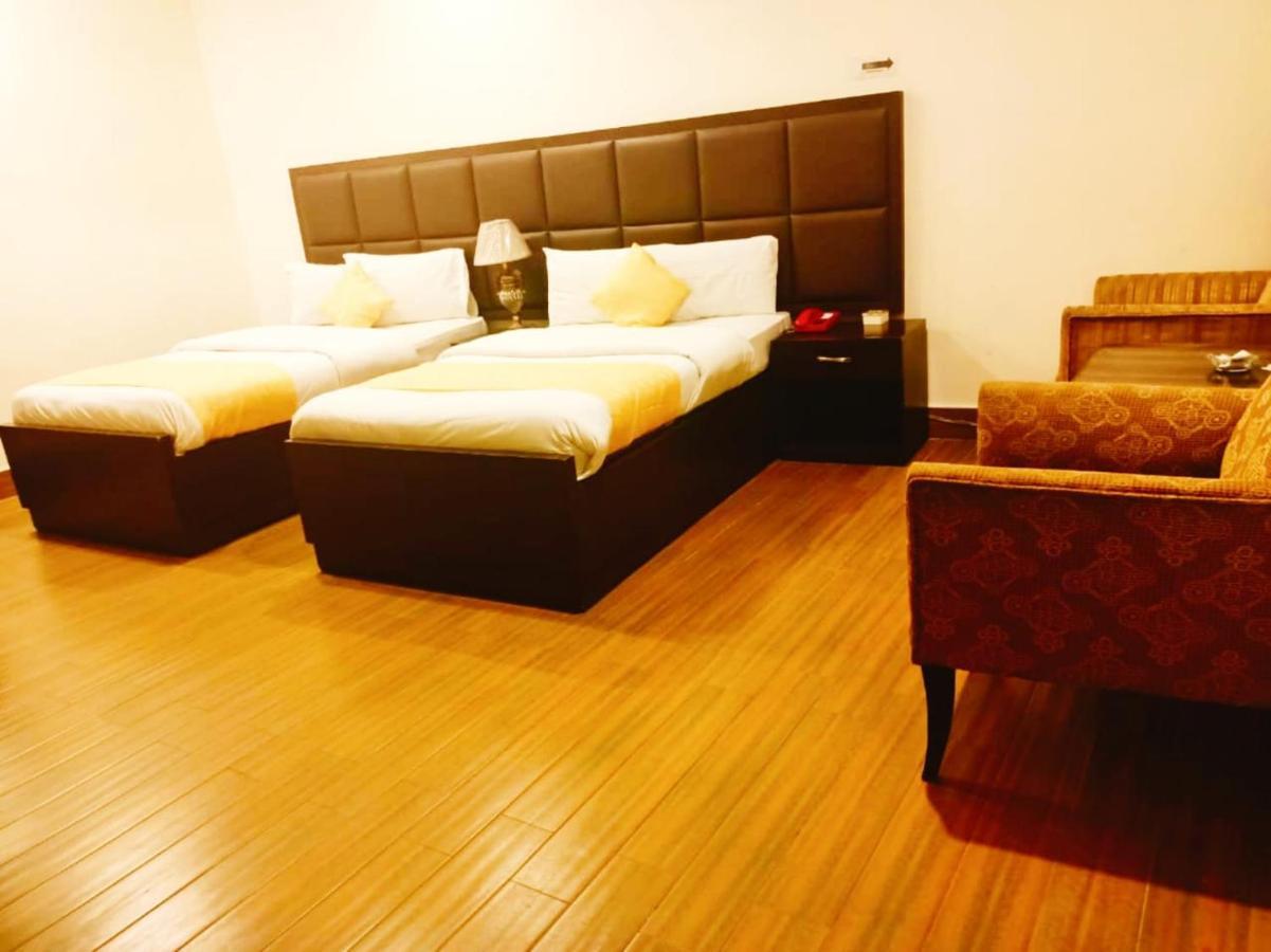 Hotel S.R. Lounge Multan Buitenkant foto