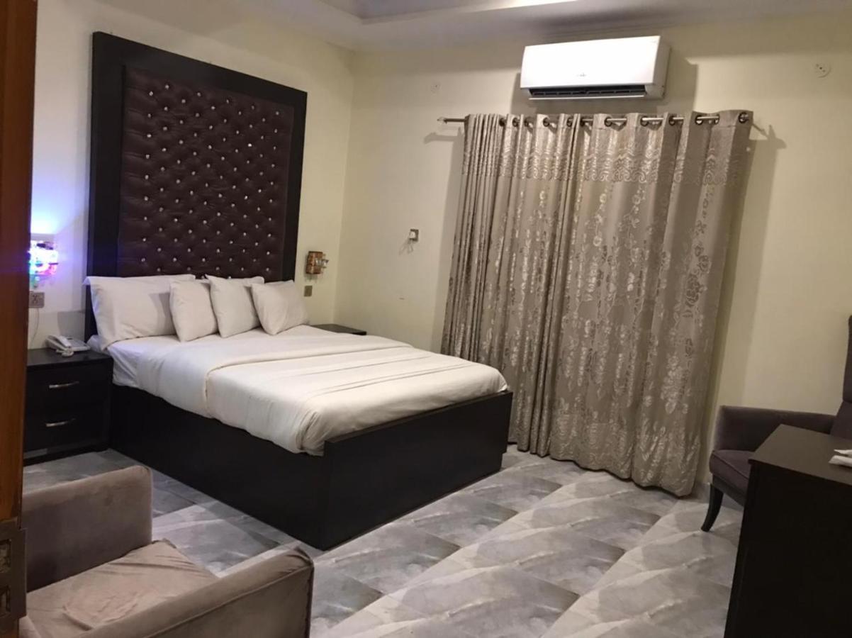 Hotel S.R. Lounge Multan Buitenkant foto
