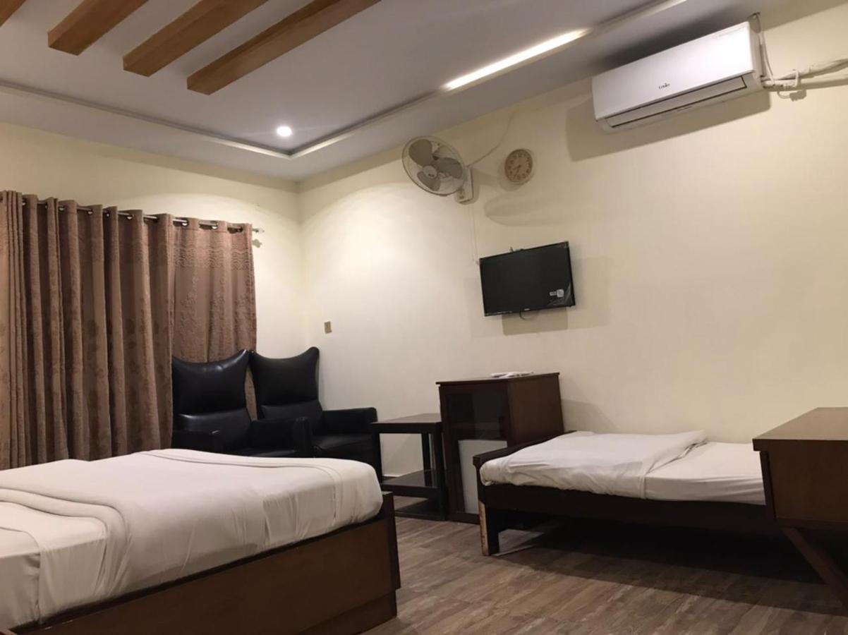 Hotel S.R. Lounge Multan Buitenkant foto