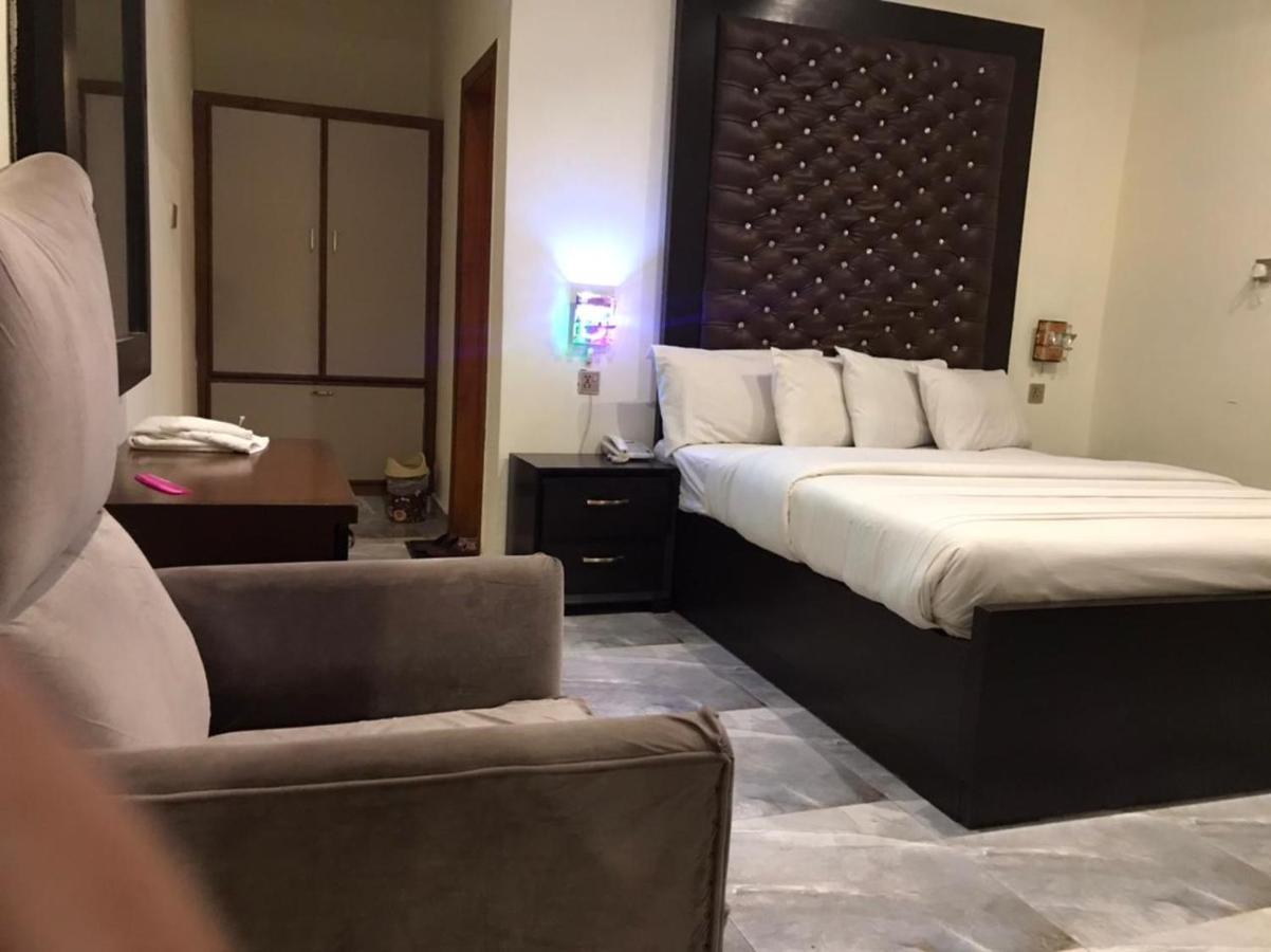 Hotel S.R. Lounge Multan Buitenkant foto