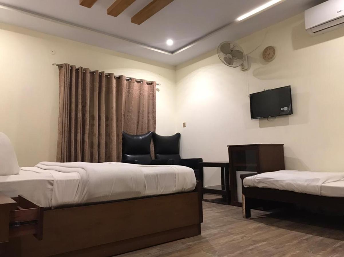 Hotel S.R. Lounge Multan Buitenkant foto
