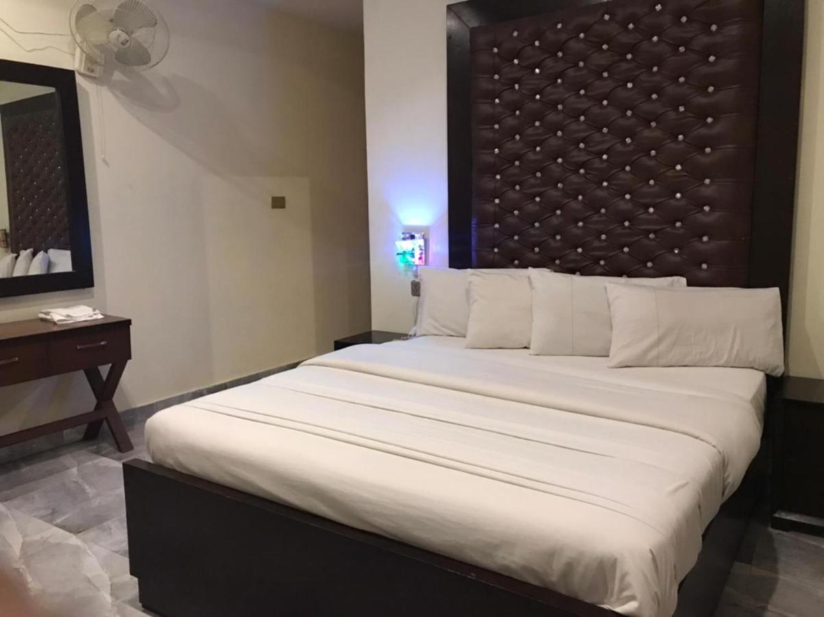 Hotel S.R. Lounge Multan Buitenkant foto