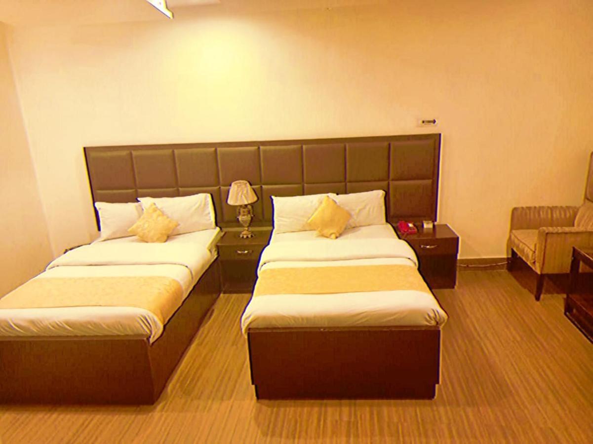 Hotel S.R. Lounge Multan Buitenkant foto