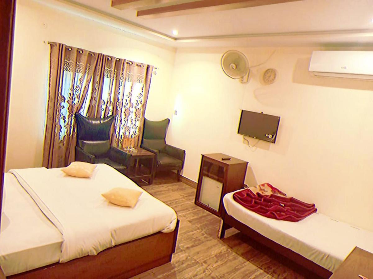 Hotel S.R. Lounge Multan Buitenkant foto