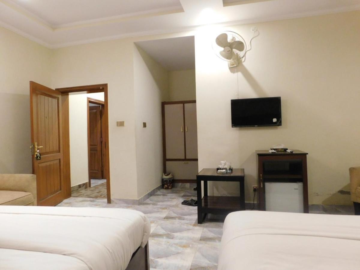 Hotel S.R. Lounge Multan Buitenkant foto