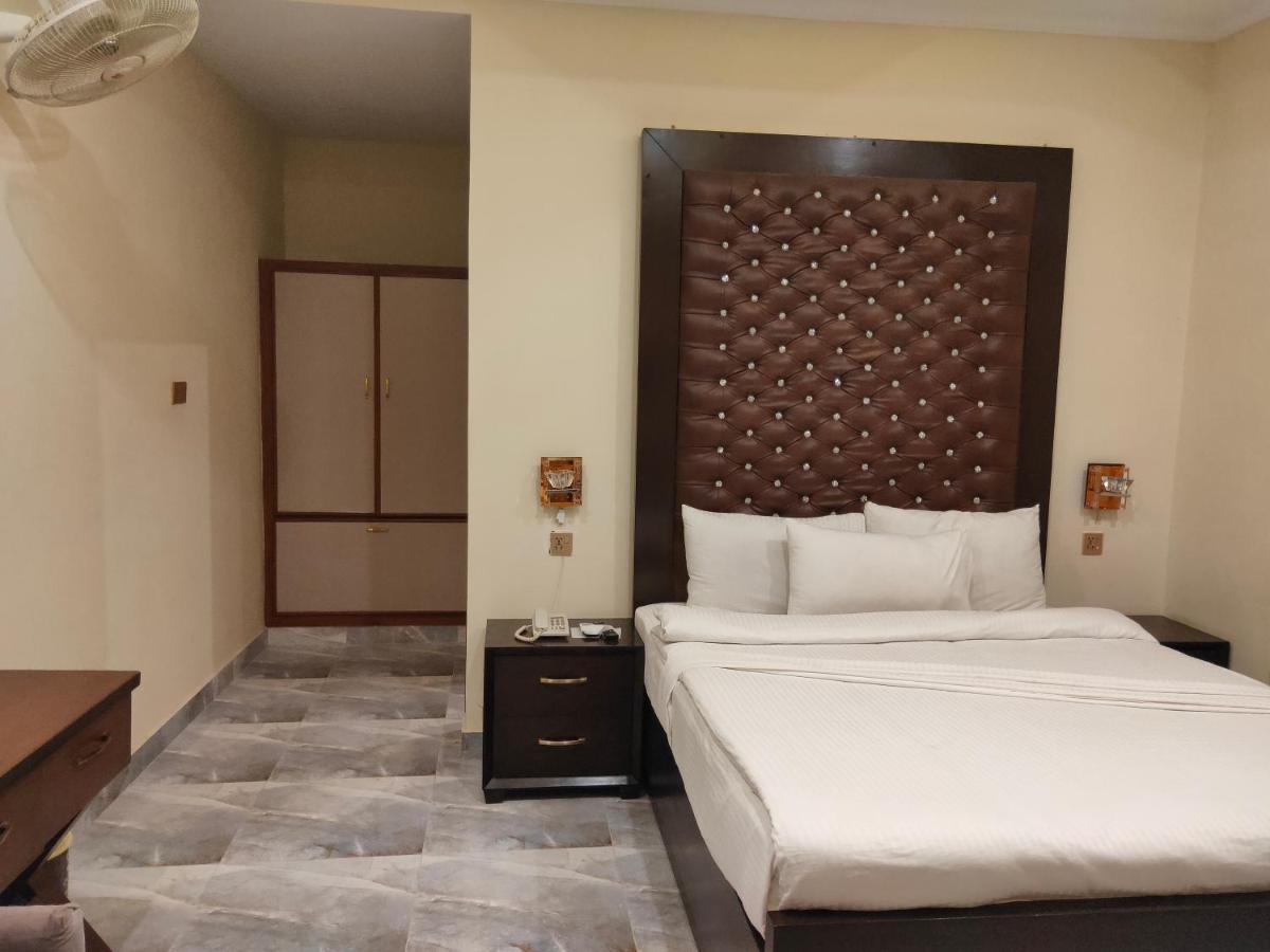 Hotel S.R. Lounge Multan Buitenkant foto