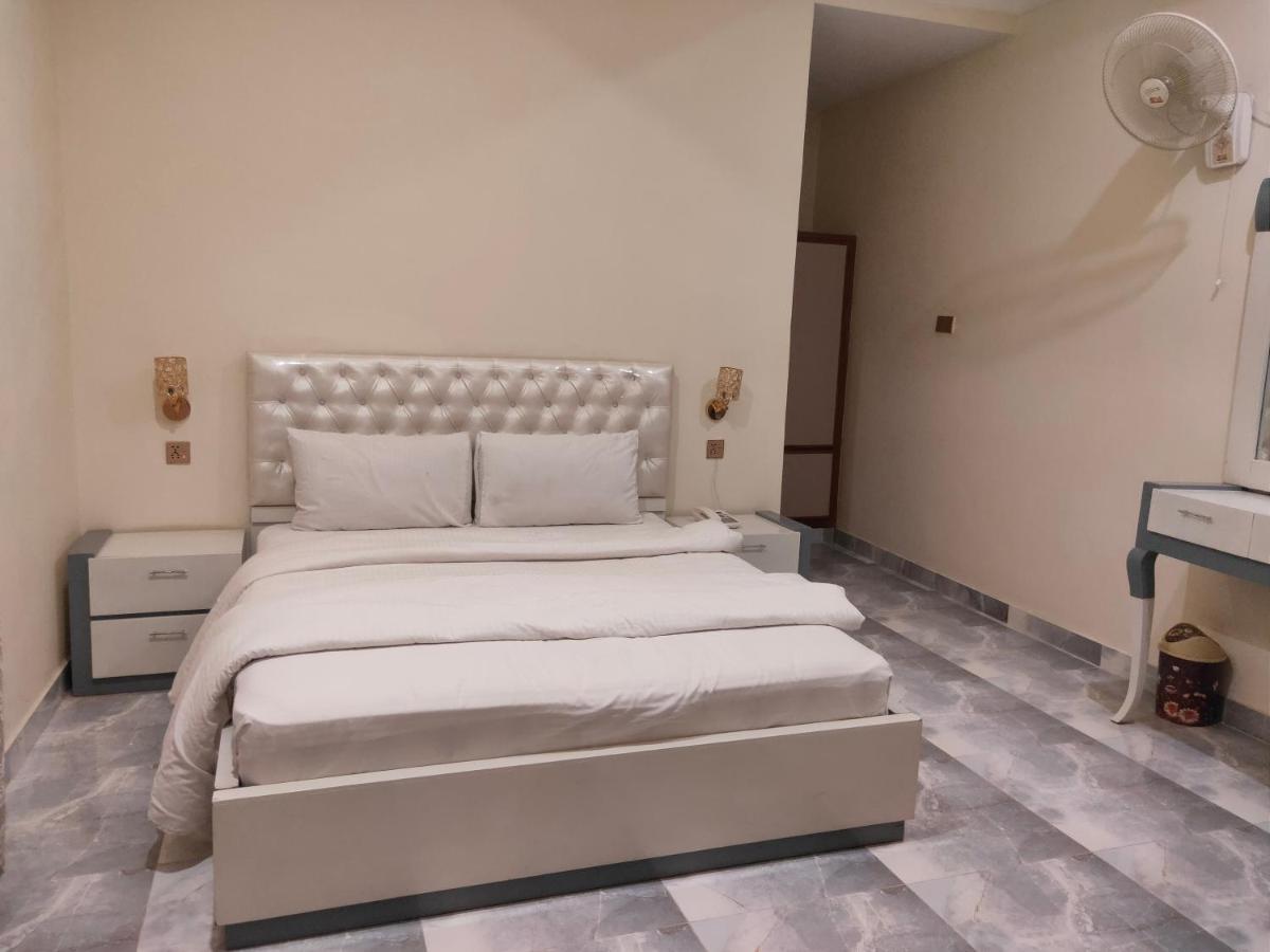 Hotel S.R. Lounge Multan Buitenkant foto