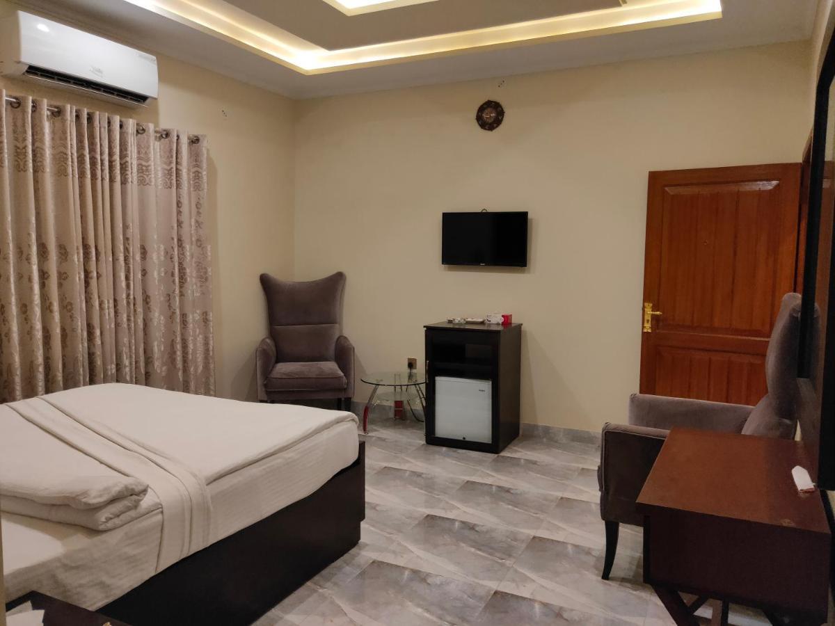 Hotel S.R. Lounge Multan Buitenkant foto