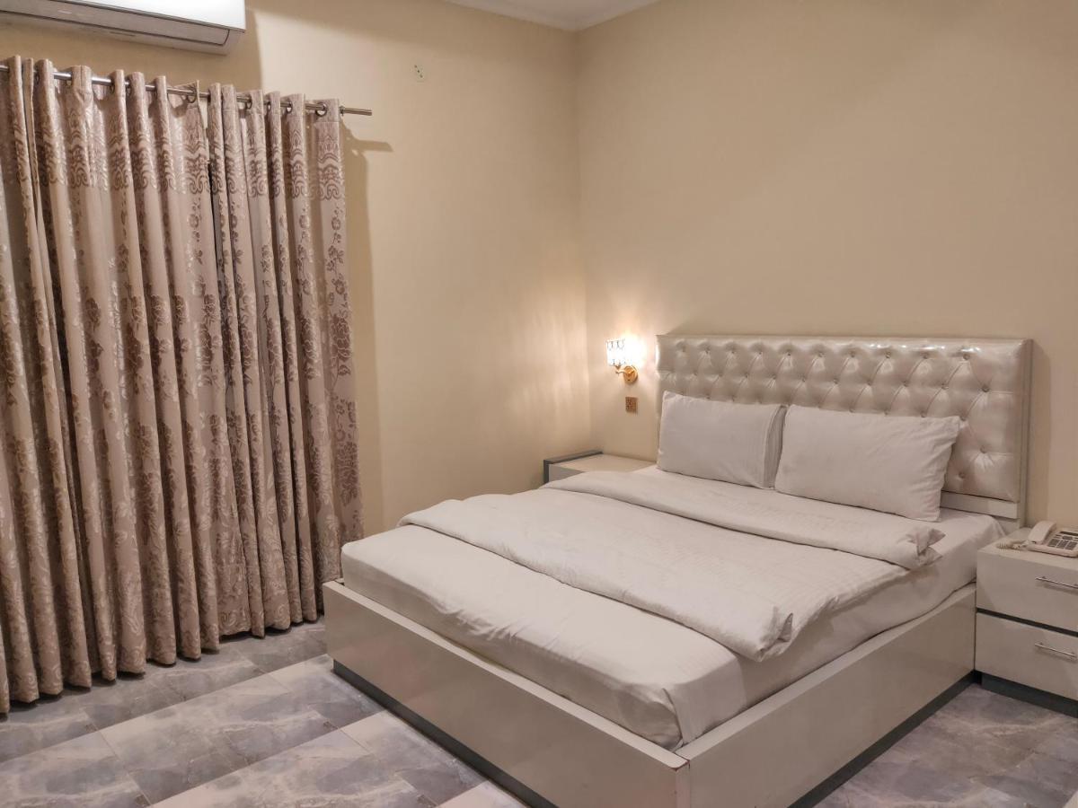 Hotel S.R. Lounge Multan Buitenkant foto