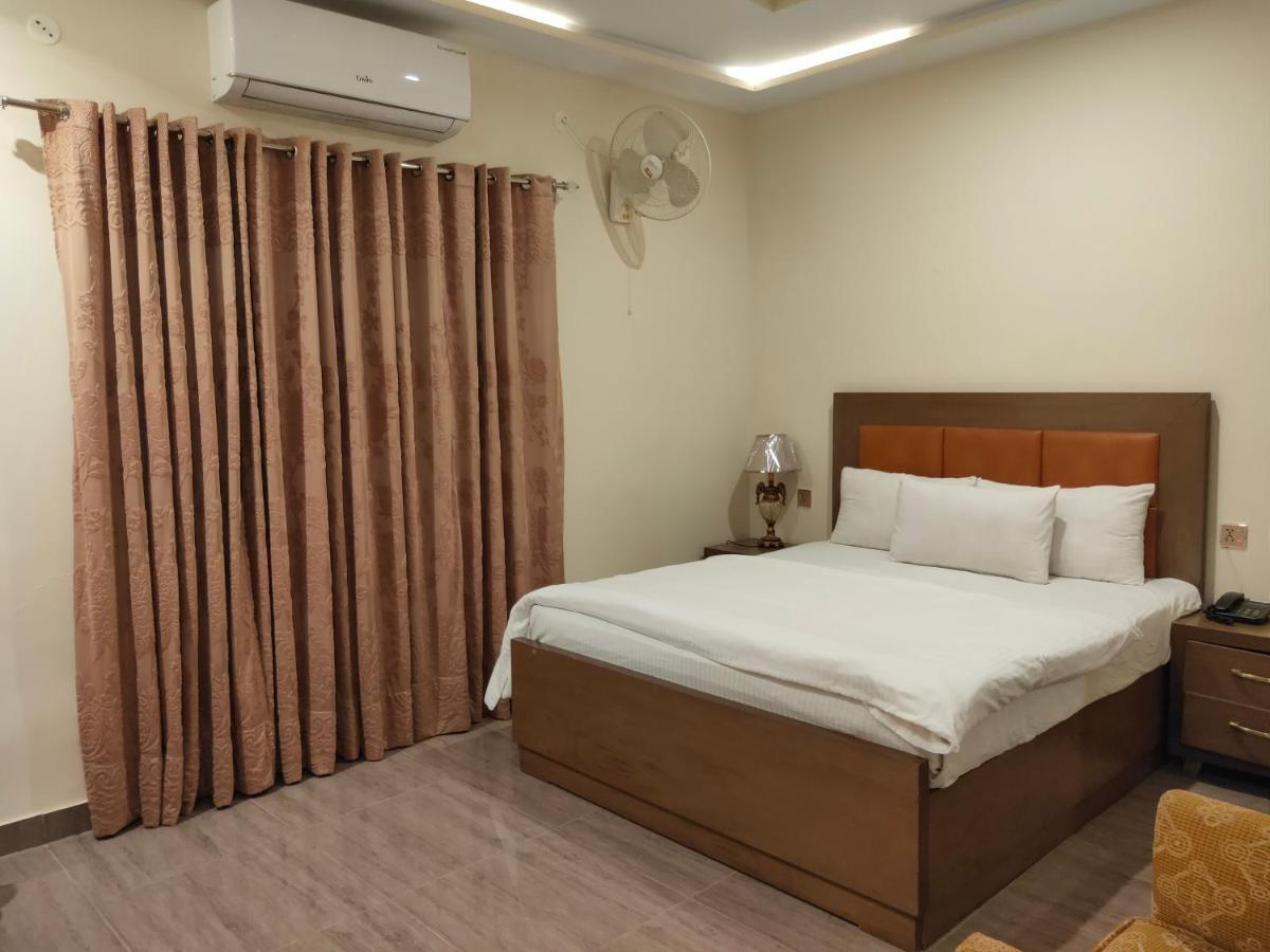 Hotel S.R. Lounge Multan Buitenkant foto