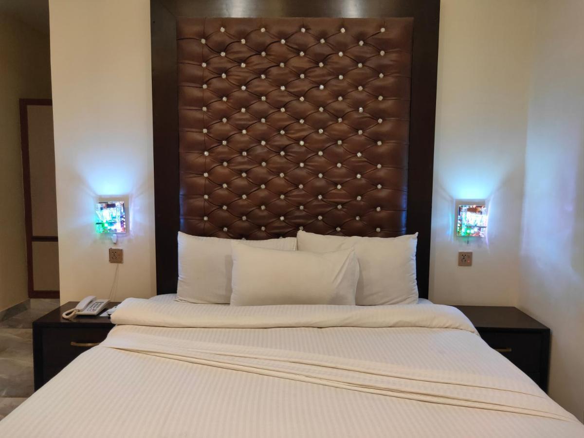 Hotel S.R. Lounge Multan Buitenkant foto
