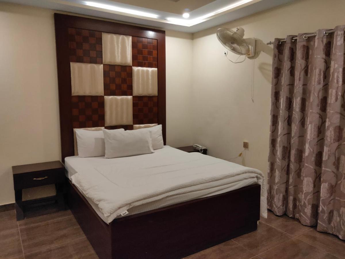 Hotel S.R. Lounge Multan Buitenkant foto