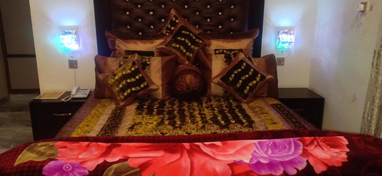 Hotel S.R. Lounge Multan Buitenkant foto