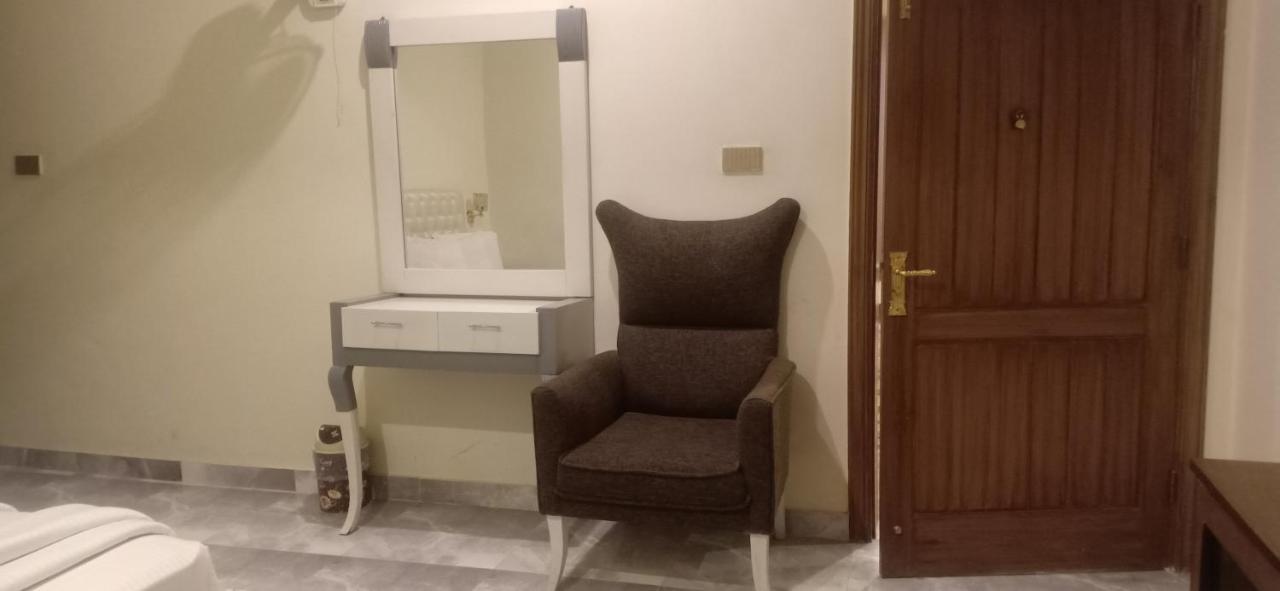 Hotel S.R. Lounge Multan Buitenkant foto