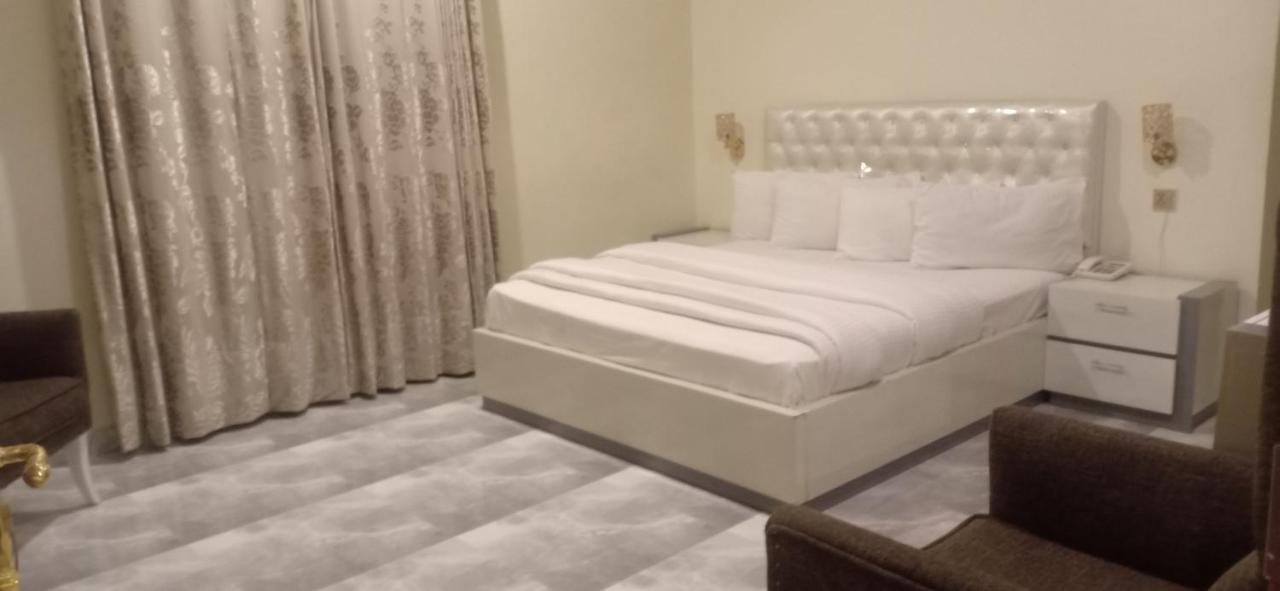 Hotel S.R. Lounge Multan Buitenkant foto