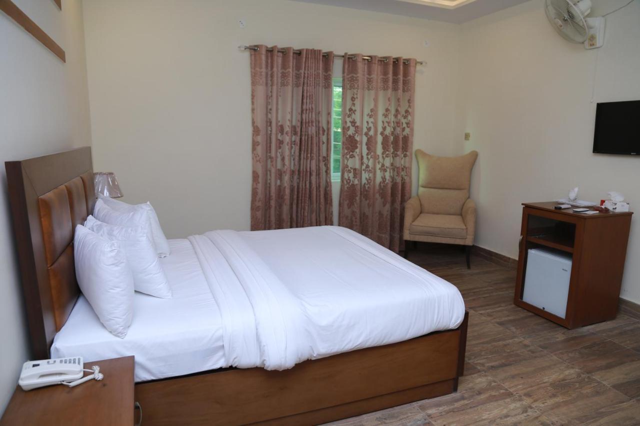 Hotel S.R. Lounge Multan Buitenkant foto