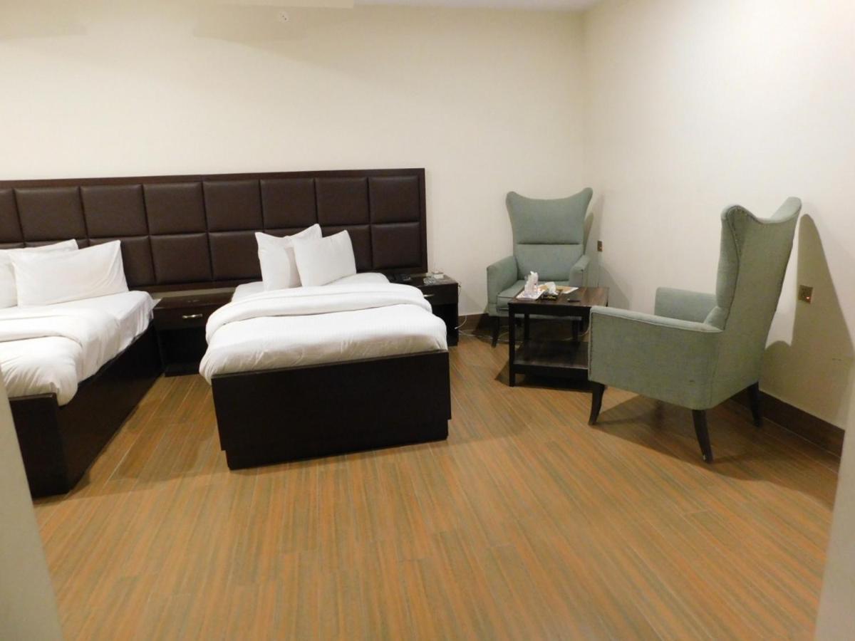 Hotel S.R. Lounge Multan Buitenkant foto