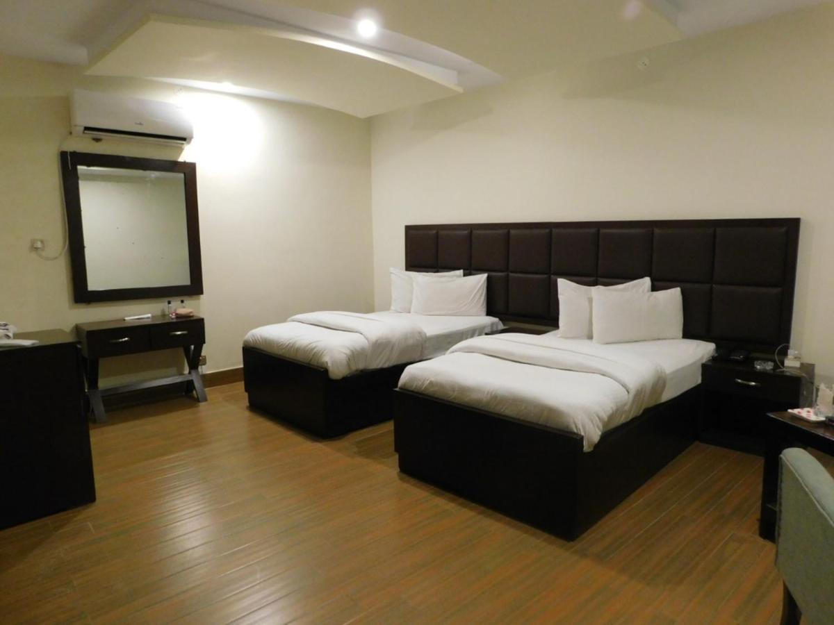 Hotel S.R. Lounge Multan Buitenkant foto